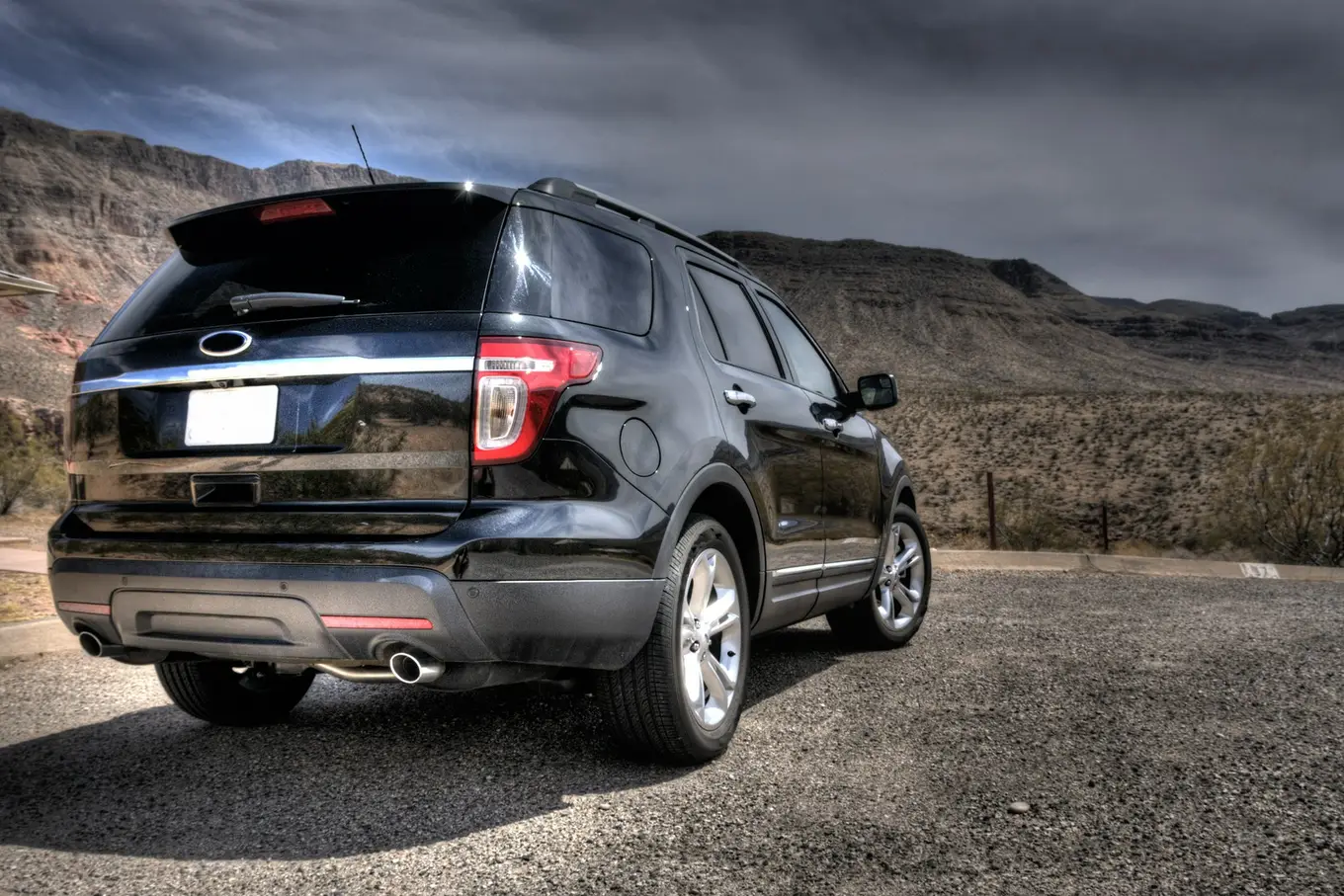 czarny SUV
